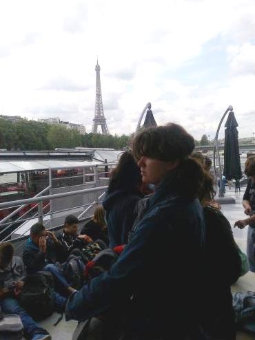 en-attendant-le-bateau-mouche